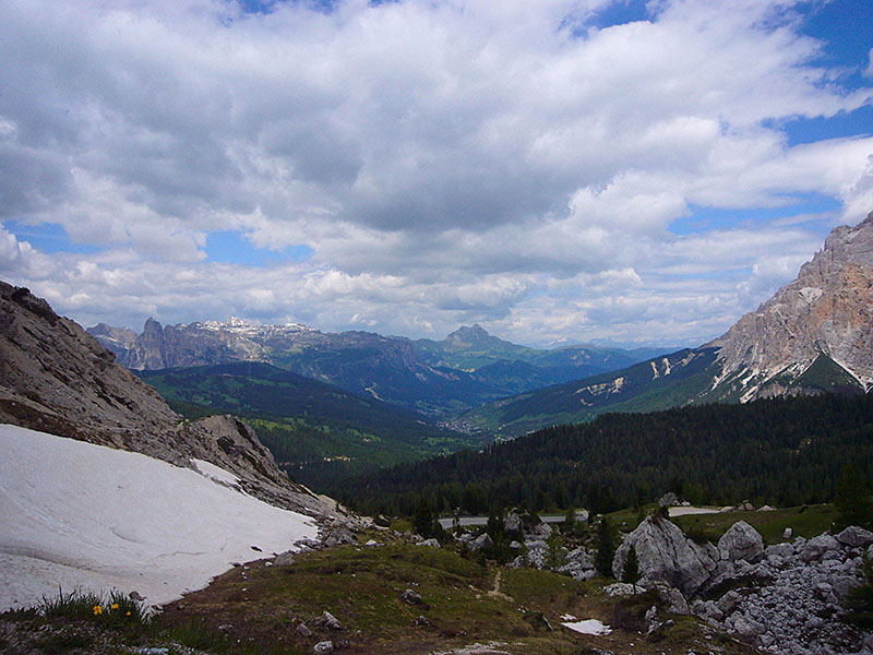 Links Schneereste und geradeaus Corvara in Sicht