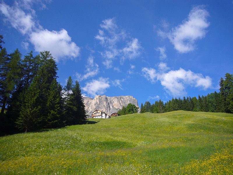 Die Gipfel der Puezgruppe lugen hervor