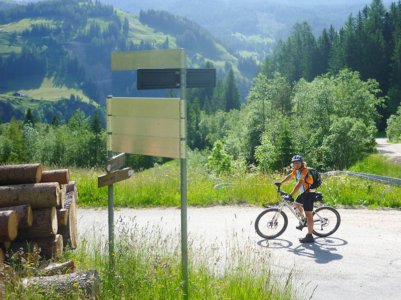 Am Abzweig folgen wir weiter der Stra&szlig;e ...