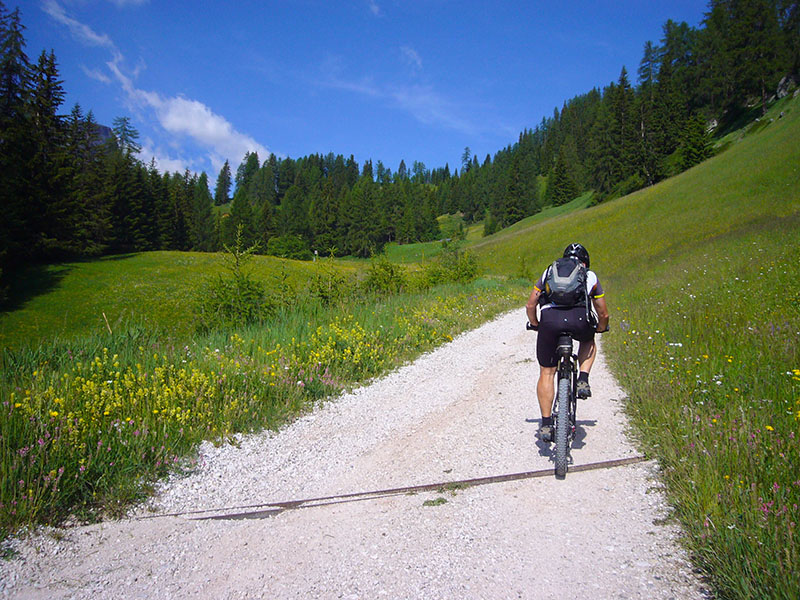 Jetzt geht es auf Schotterwegen weiter