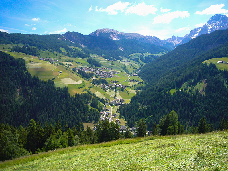 Vor uns liegt das Wengental, in das wir bald einfahren