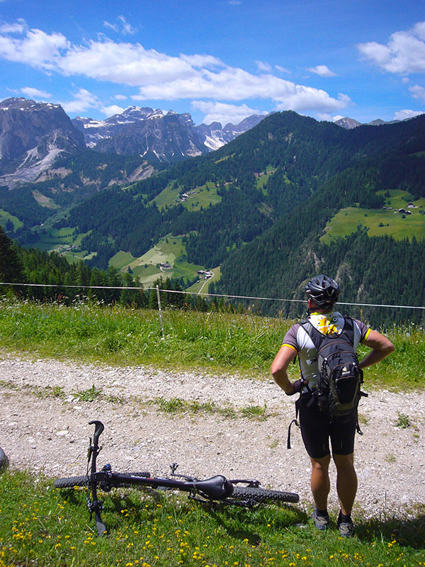 Reini schaut sich den vor uns liegenden Weg an ...