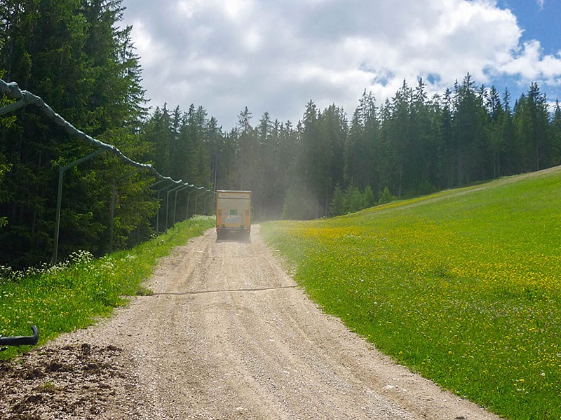 Ab und zu &uuml;berholt uns ein LKW (im Schneckentempo) und beliefert die H&uuml;tten in den H&ouml;henlagen