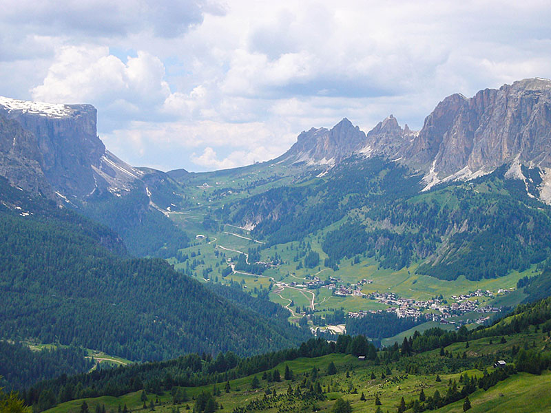 Ganz da hinten ist das Gr&ouml;dner Joch, dorthin fahren wir sp&auml;ter noch - das wissen wir jetzt nur noch nicht ;-) 