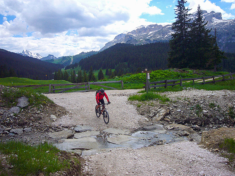 Wir rollen weiter, durch kleine B&auml;che ...