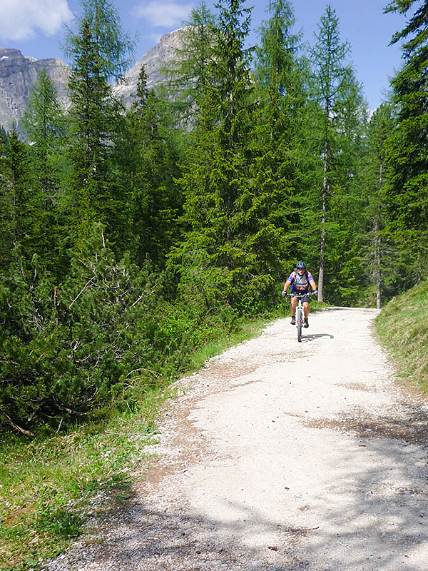 ... um bald darauf in Richtung Gr&ouml;dner Joch wieder aufzusteigen