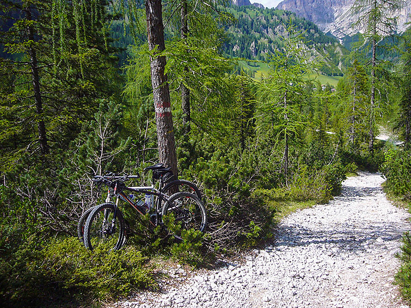Unterwegs stellen wir kurz die R&auml;der ab und laufen ...