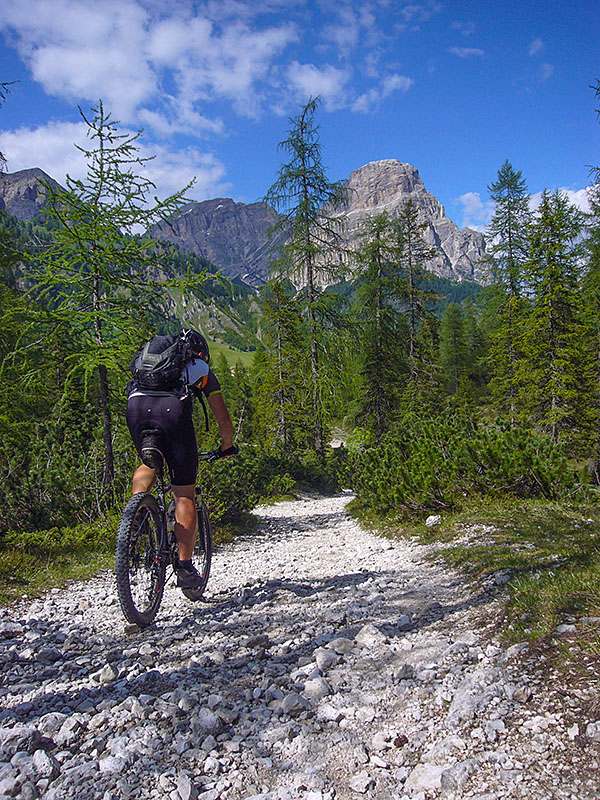 Hier fahren wir zum Rad- und Wanderweg zur&uuml;ck ...