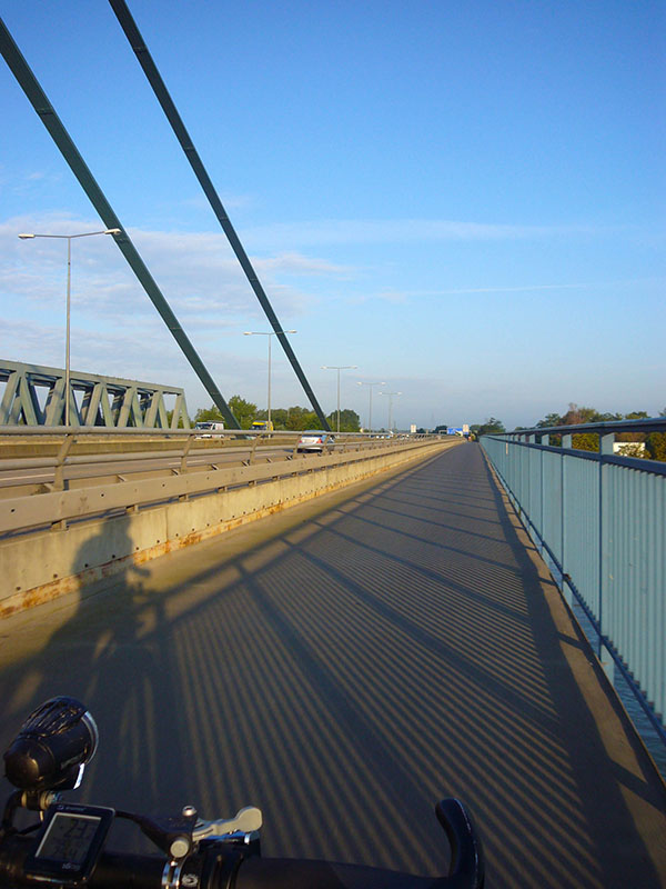 Auf der Rheinbr&uuml;cke in Karlsruhe