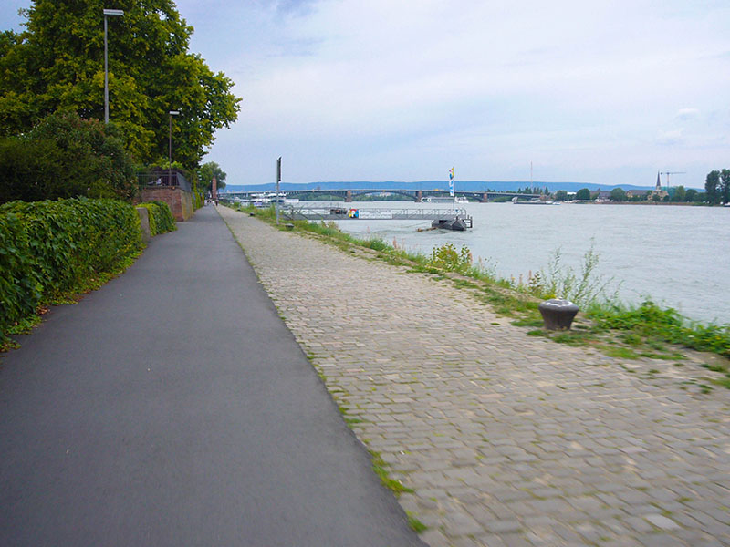 Die Theodor Heuss Br&uuml;cke (ganz hinten) verbindet die beiden Landeshauptst&auml;dte Mainz und Wiesbaden ...
