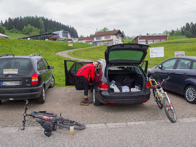 Ankunft in Nesselwang, auspacken und Räder zusammenbauen