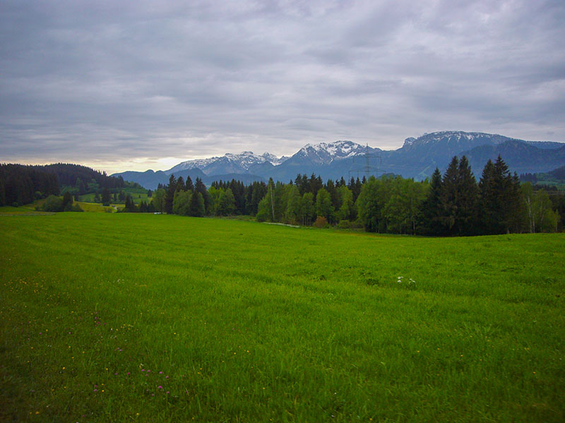 Himmel grau, Bergspitzen weiß