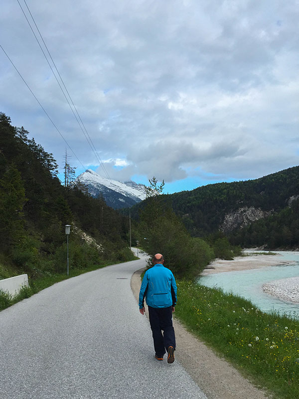 Abendlicher Spaziergang (3 km), um in einem empfohlenen Gasthaus zu speisen