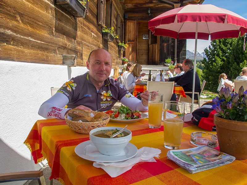 In der Rauchhütte lassen wir es uns schmecken