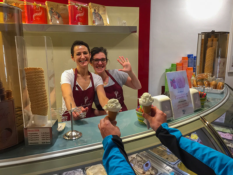 Nach dem Absacker gibt es noch ein Eis und liebe Grüße von Marcella und Margret an den ehemals besten Kunden Björn!