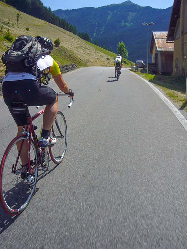 Die zwei da vorne packen wir auch noch - bergab sind wir schnell ;-)