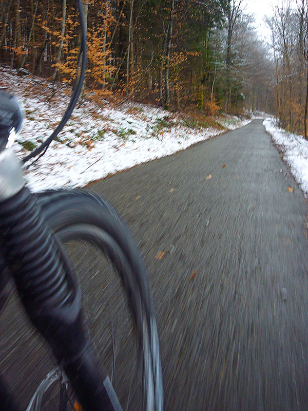 Auf dem ersten St&uuml;ck war der Weg noch schneefrei ...