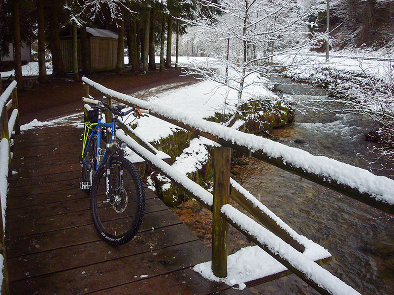(Rutschige) Br&uuml;cke &uuml;ber die Alb