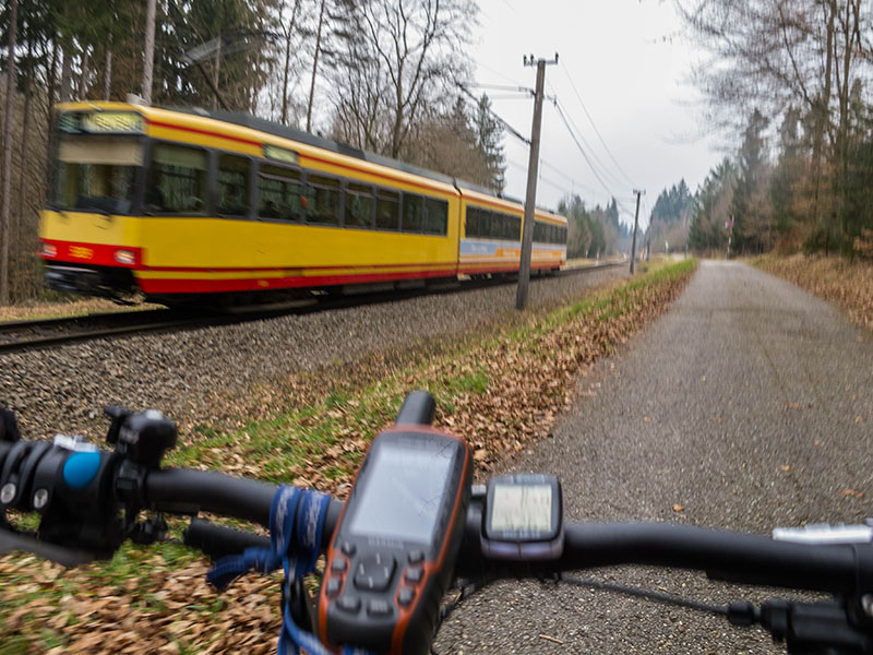 Die Bahn bei Reichenbach. Bei freihändig bergauf verwackelt das Bild halt ...