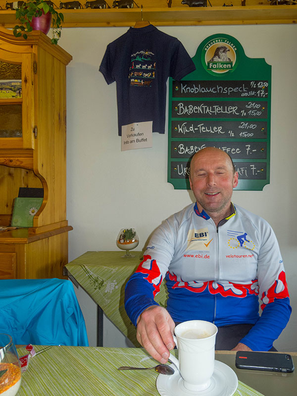 ... machen wir Kaffeepause. Reini schl&auml;ft l&auml;chelnd ...