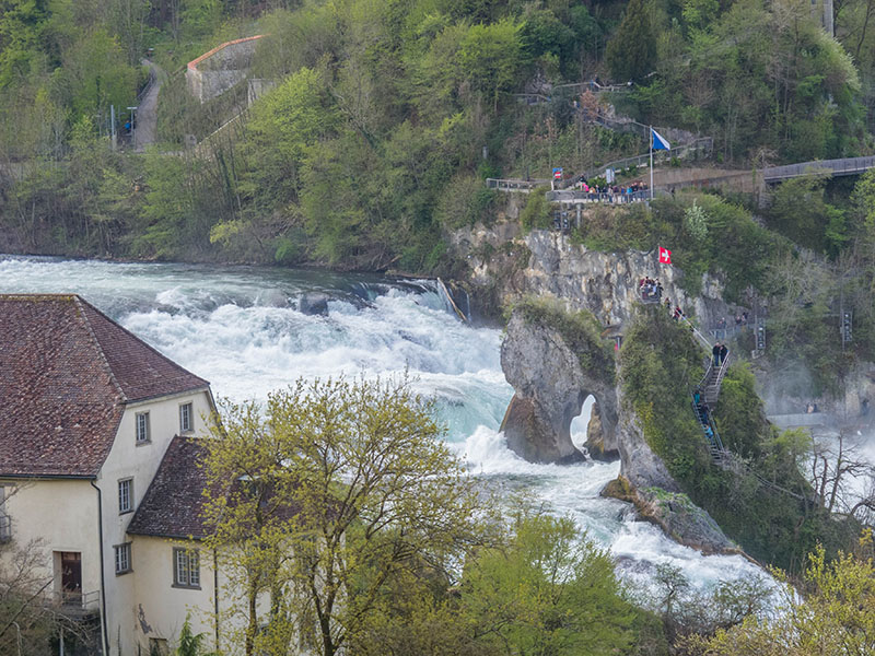 Mit Booten kann man sich zu den mittleren Felsen fahren lassen ...