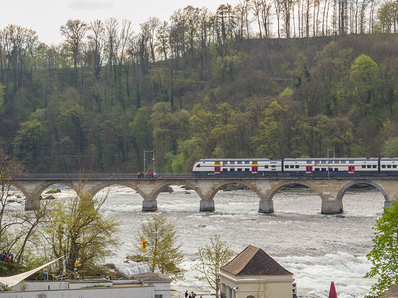 ... oder man beobachtet die Stromschnellen bequem vom Zug aus