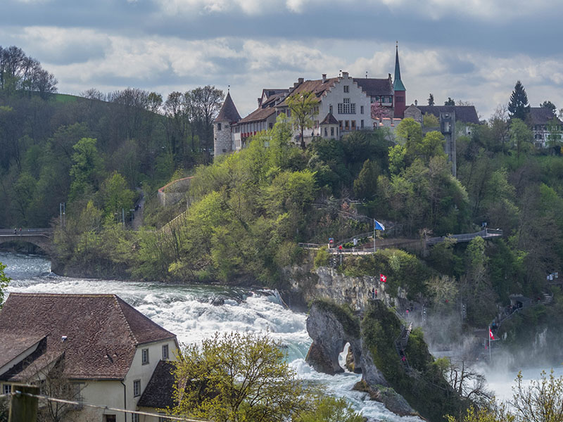Der ber&uuml;hmte Rheinfall von Schaffhausen, aber er liegt bei Neuhausen ;-)