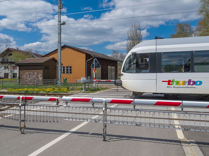 Warten auf die Durchfahrt der Regionalbahn