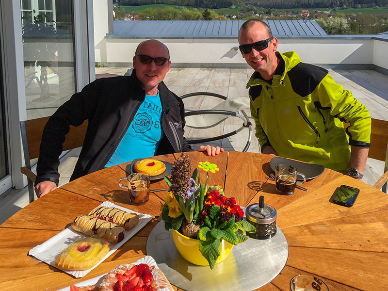 Nach der Tour kommt Bj&ouml;rn vorbei und bringt Kuchen mit ;-.