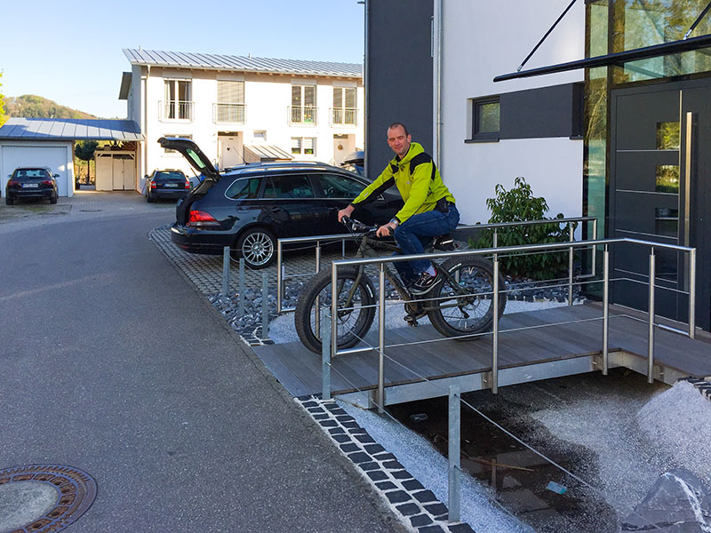 Frisch gest&auml;rkt macht Bj&ouml;rn eine Probefahrt mit dem Fatty