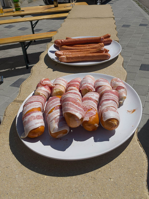 Die W&uuml;rstel sind vorbereitet ...