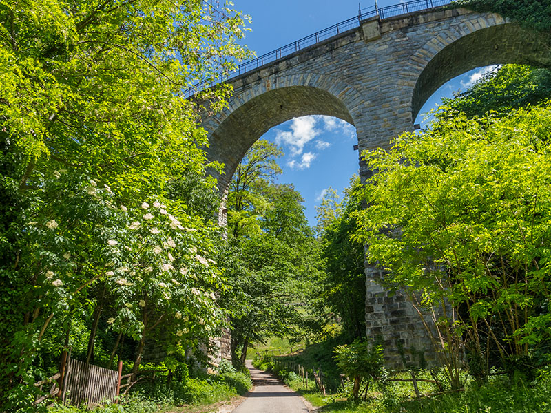 Über das Viadukt bin ich heute morgen gefahren, nun drunter durch