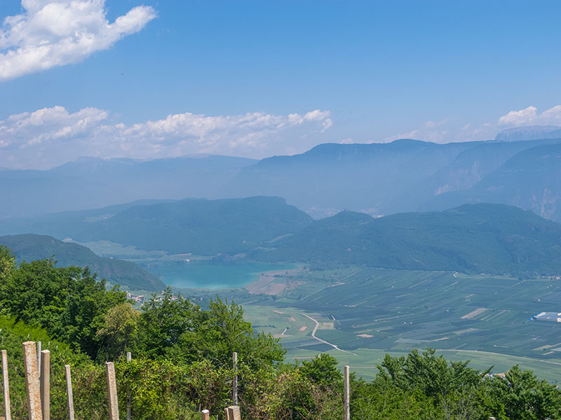 Blick vom Lenzenhof aus ins Etschtal und zum Kalterer See