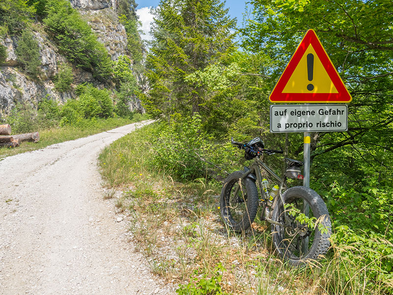 Ab hier geht es auf eigene Gefahr (Steinschlag) weiter
