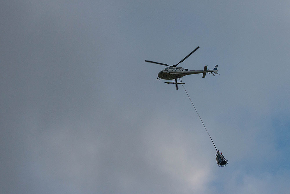 Der Start-Hubschrauber, mit den Gasflaschen für den Startschuss