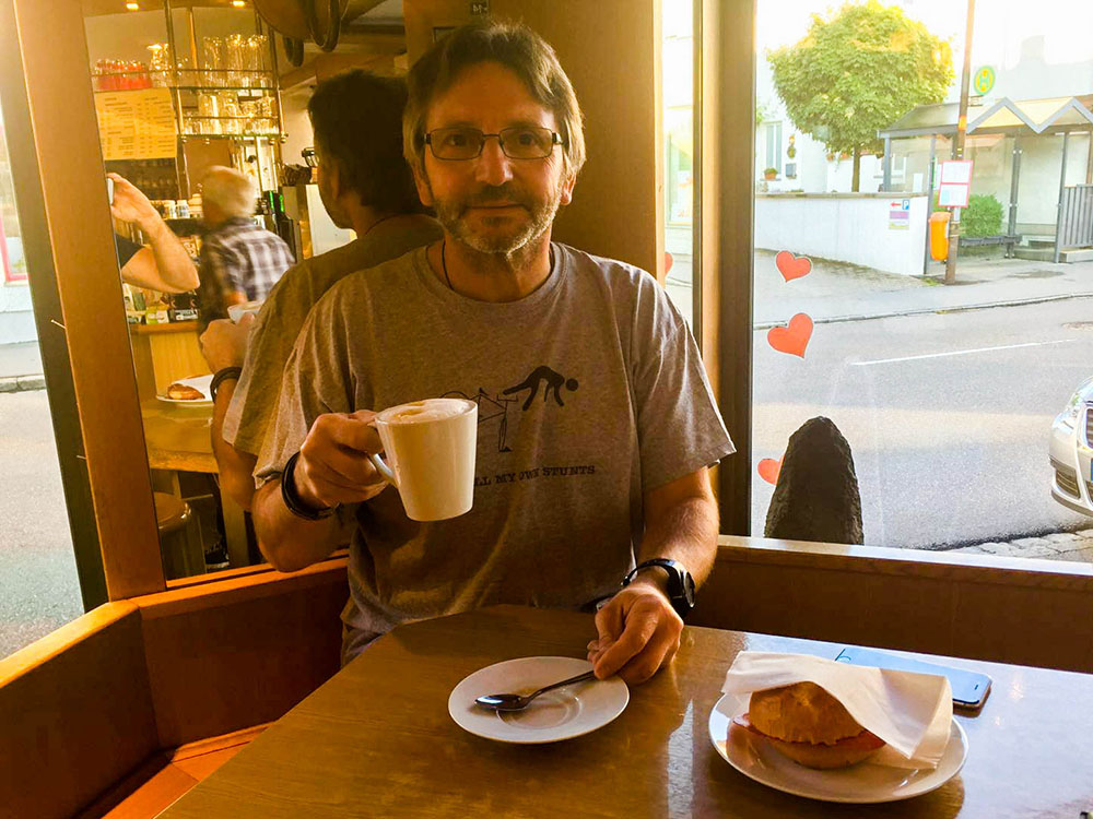 Kaffee und Br&ouml;tchen schmecken lecker