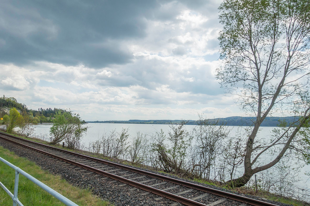 Radweg mit Aussicht auf den See 