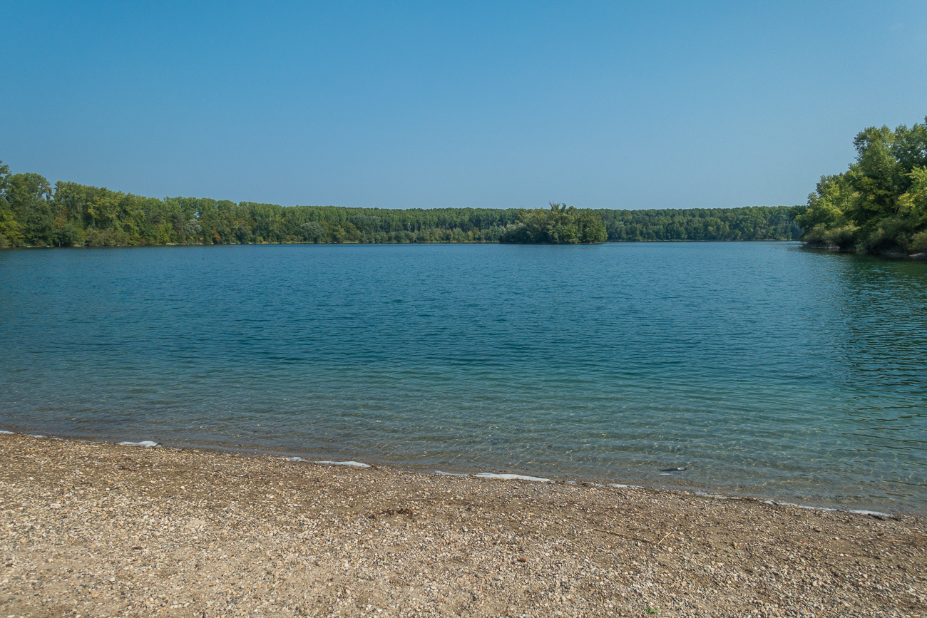 See hinter dem Mercedes-Werk