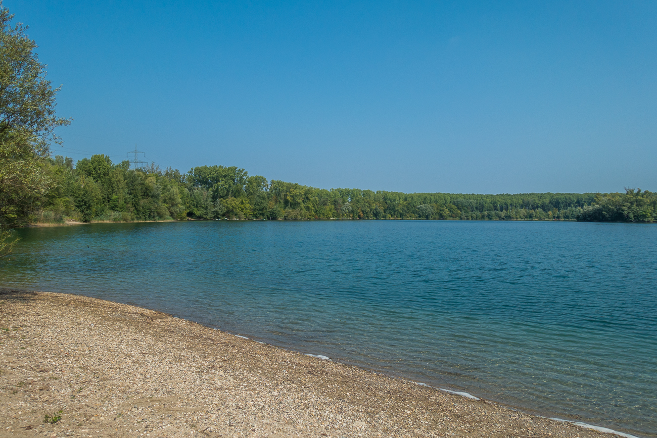 See hinter dem Mercedes-Werk