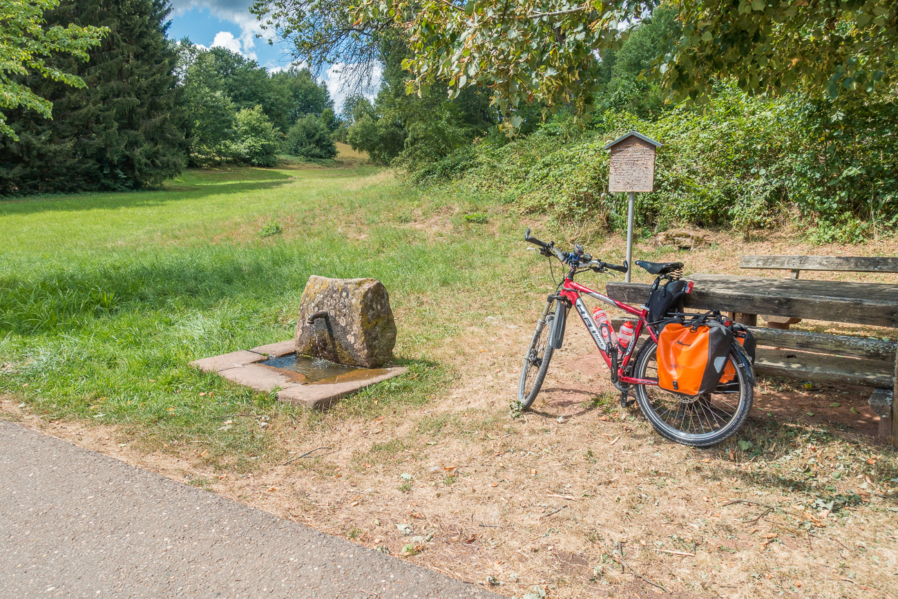 Kurze Rast an einem Brunnen