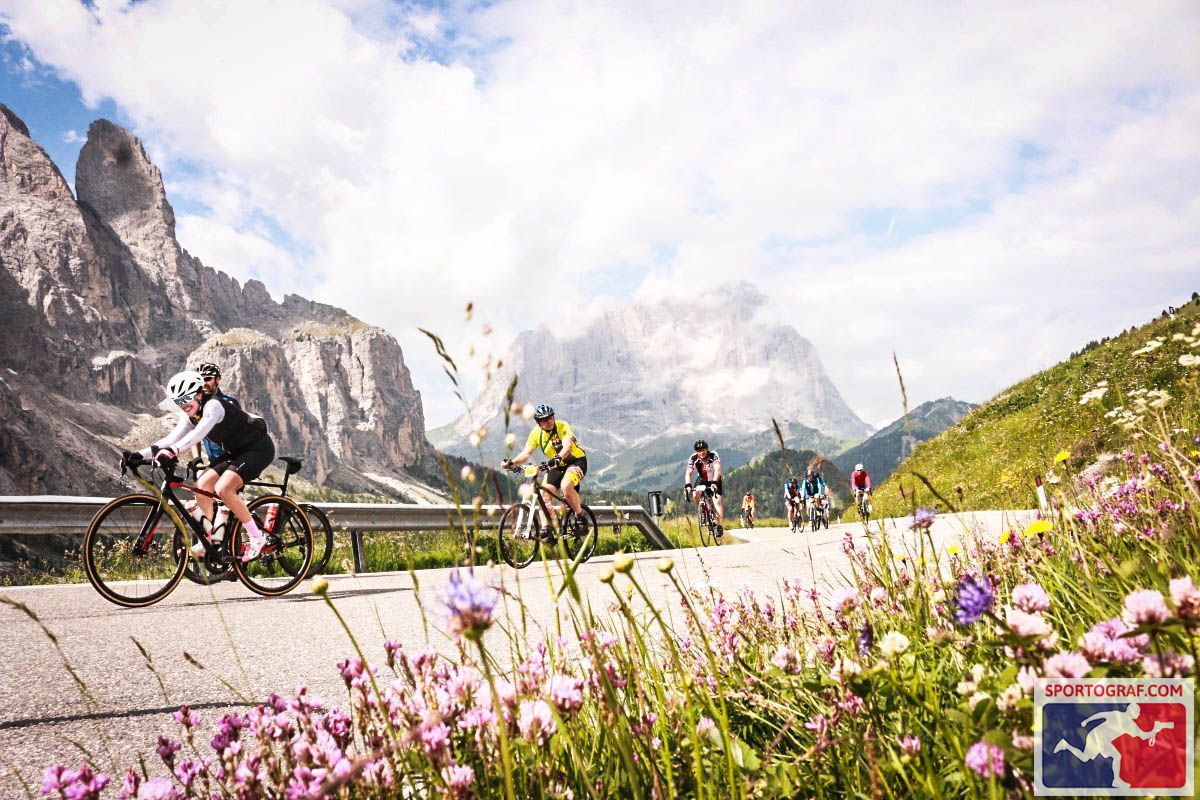Nun geht es zum Gr&ouml;dner Joch hinauf