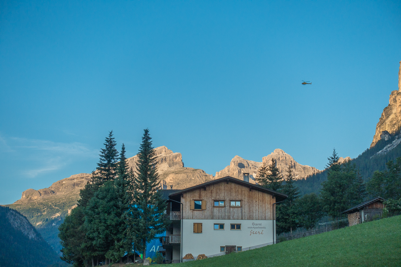 Die Hubschrauber der TV-Sender sind schon in der Luft