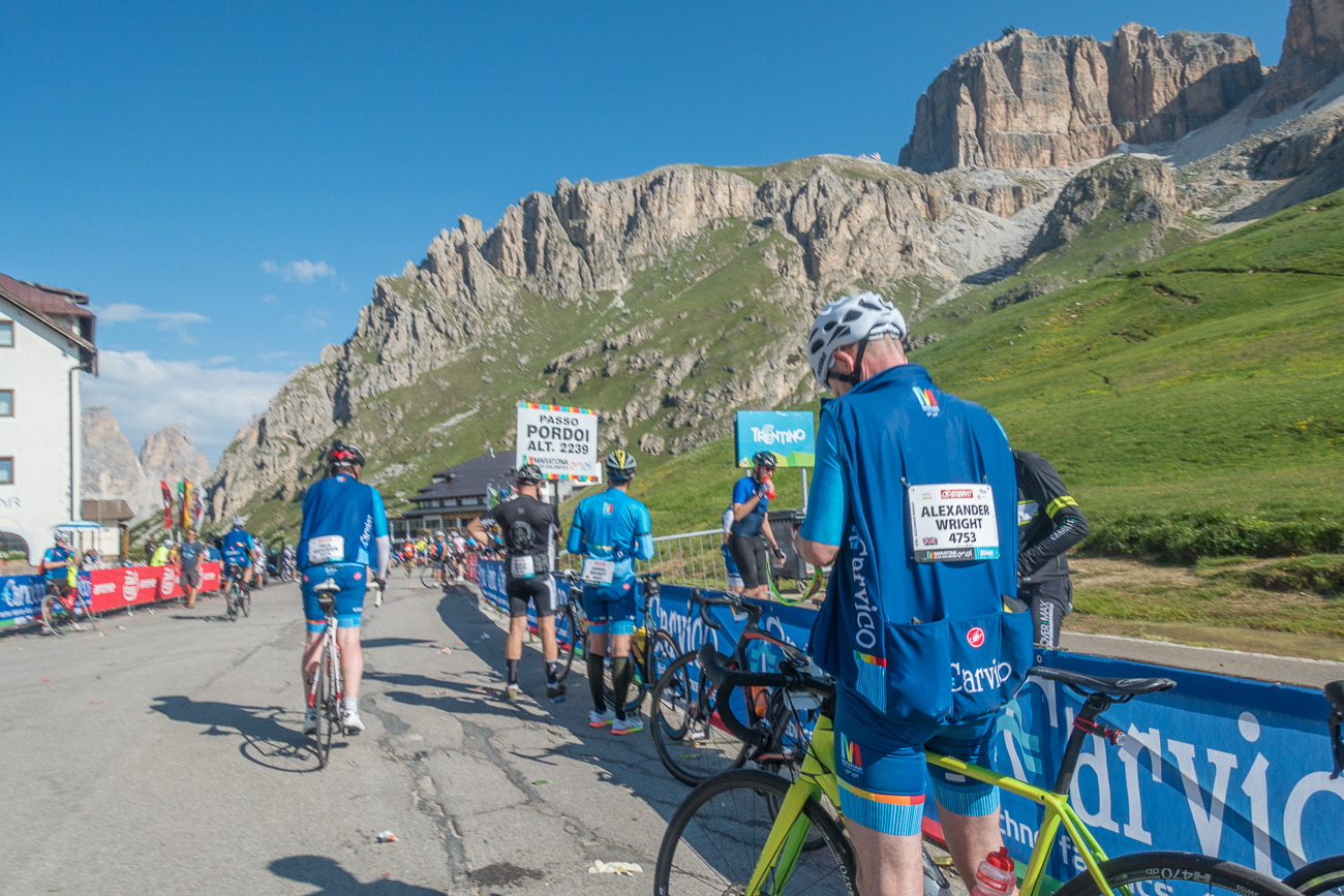 Einige ziehen ihre Jacken an ...