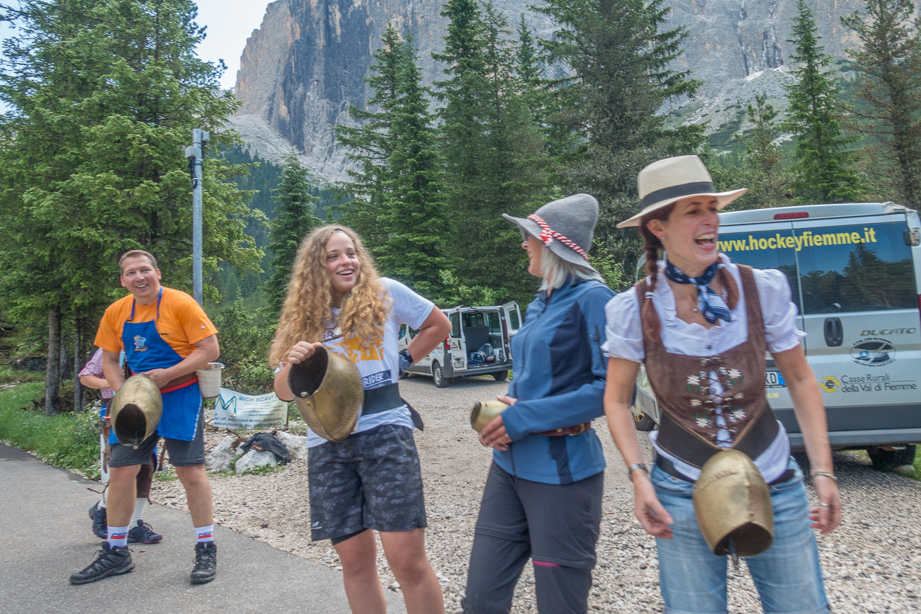 ... stehen begeisterte Fans ...