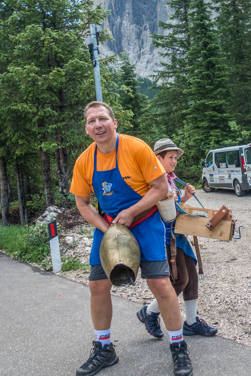 ... und feuern uns mit Kuhglocken an ;-)