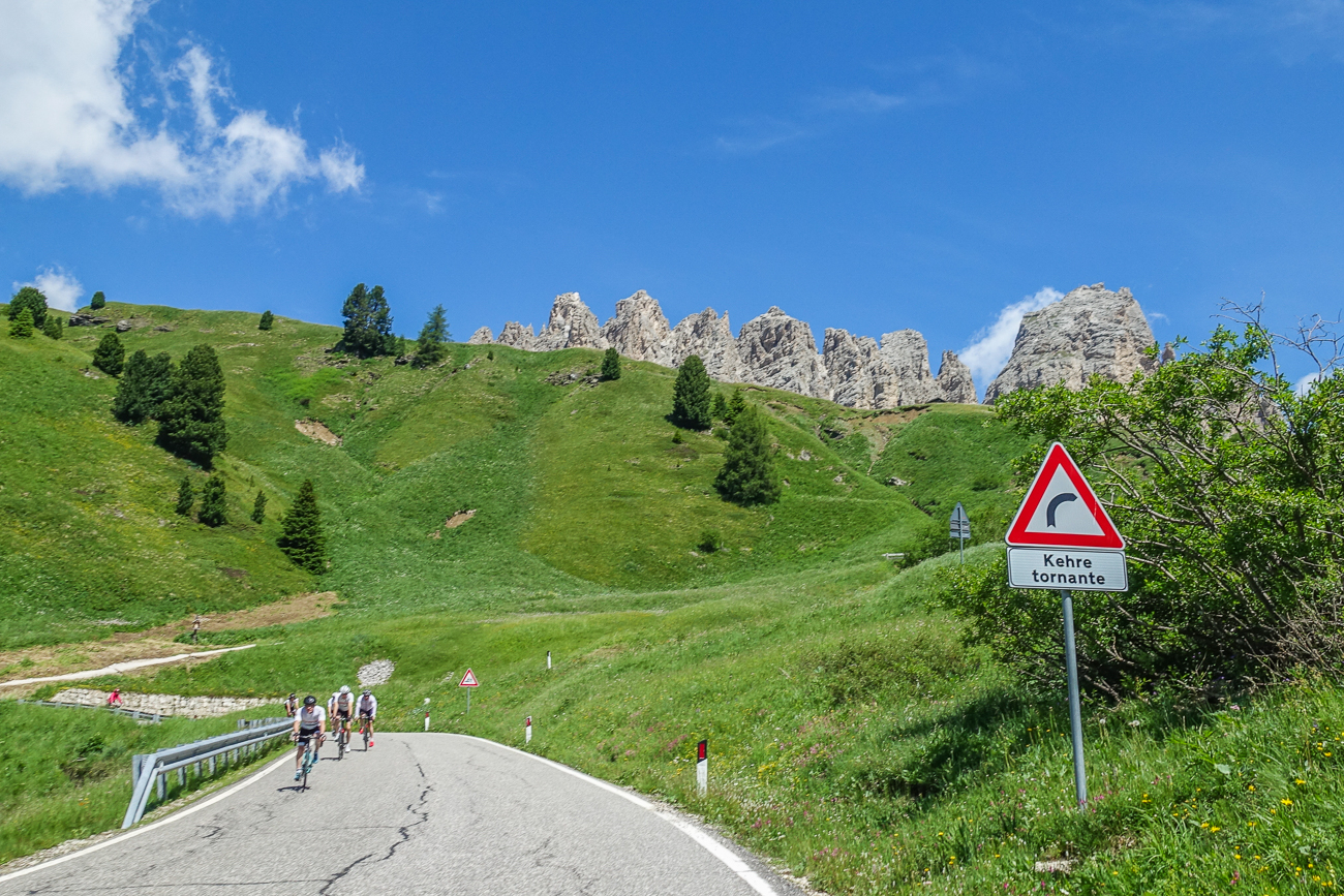 Nach der Pause fahren wir wieder zum Gr&ouml;dner Joch hinauf