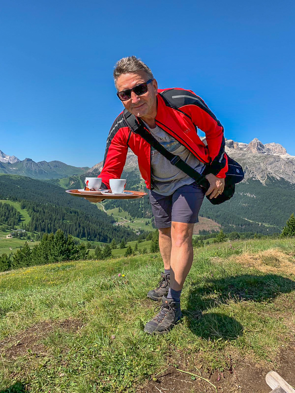 ... bekommt Espresso serviert