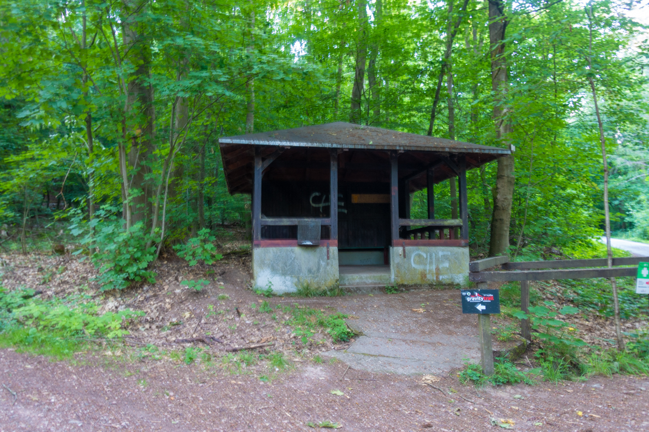 An dieser Hütte wird es nach einem knackigen Anstieg endlich etwas flacher