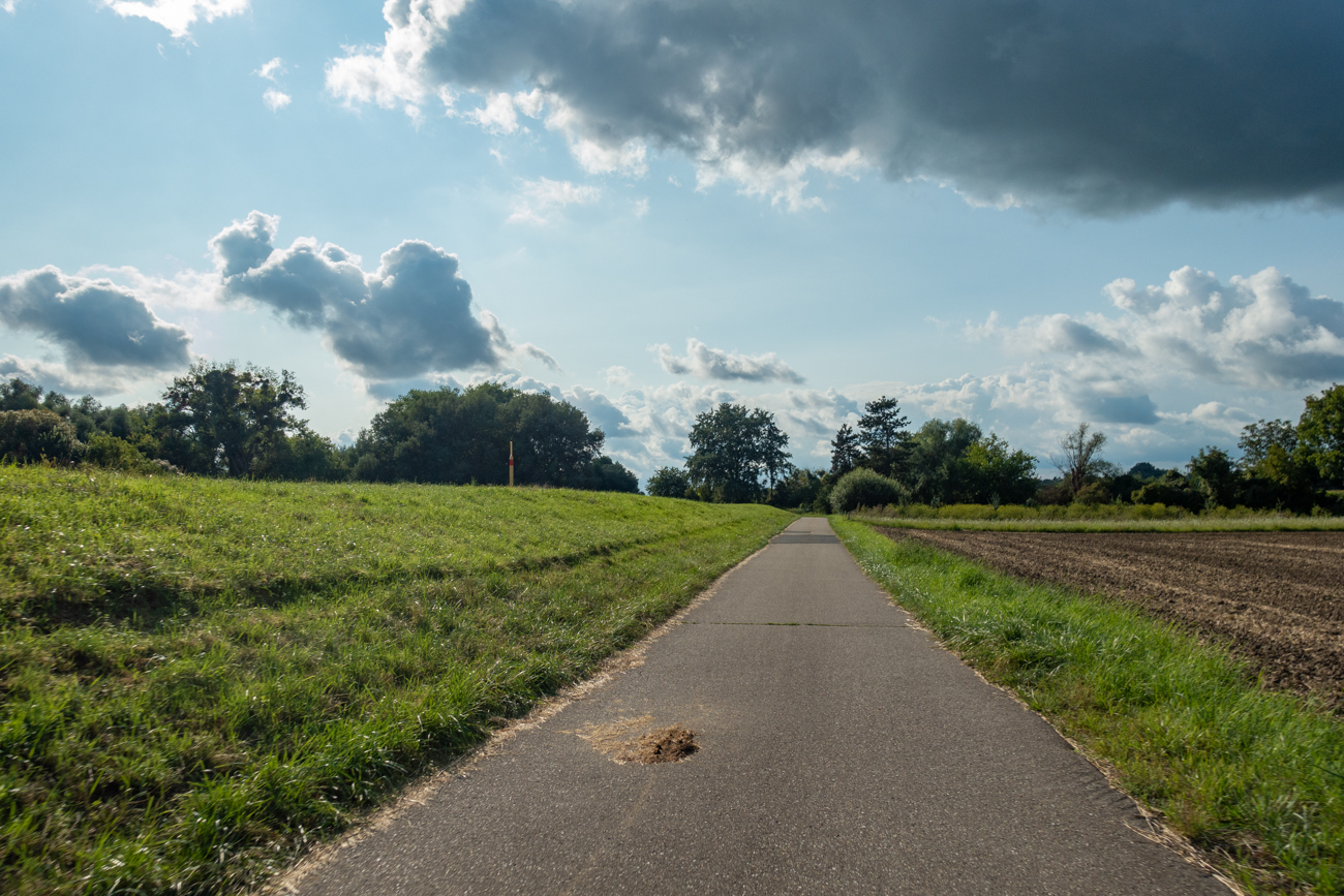 Nun geht es an der Lauter entlang