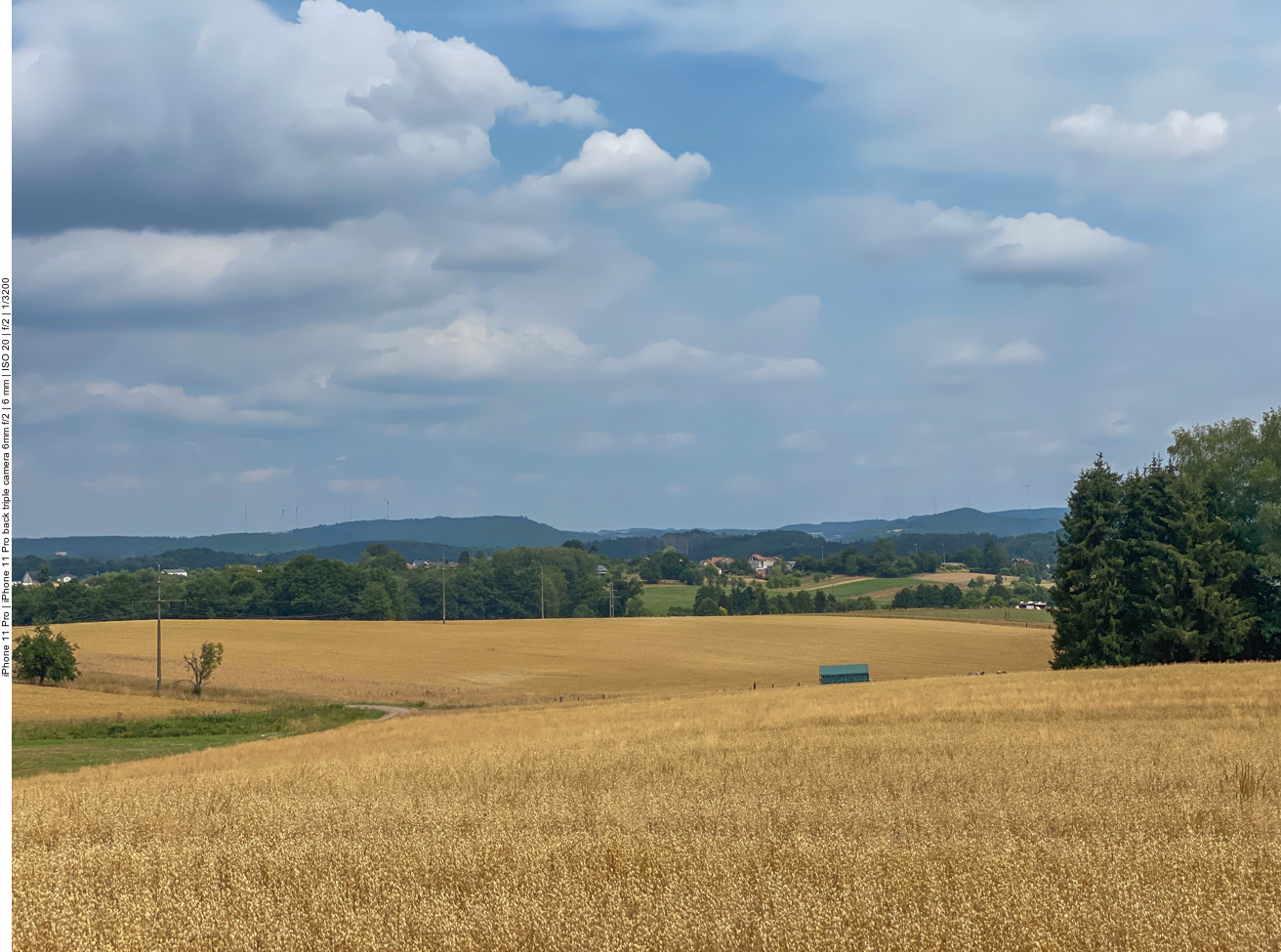 Kornfelder und bewaldete H&uuml;gel